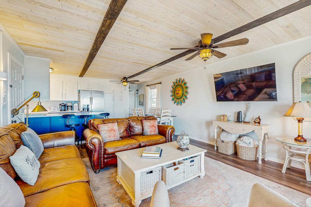Oceanfront w/ beach access, amazing views, hot tub, kitchen, & smart TVs