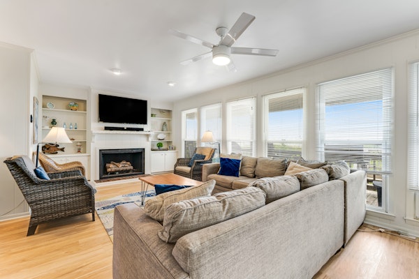 Beachfront Home with Free WiFi, Washer/Dryer, AC, & Deck - Dogs Welcome