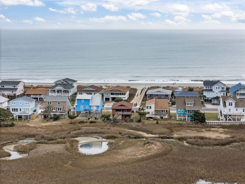Beautiful Home Close to Beach w/Free WiFi, Central AC, Private W/D, Water Views