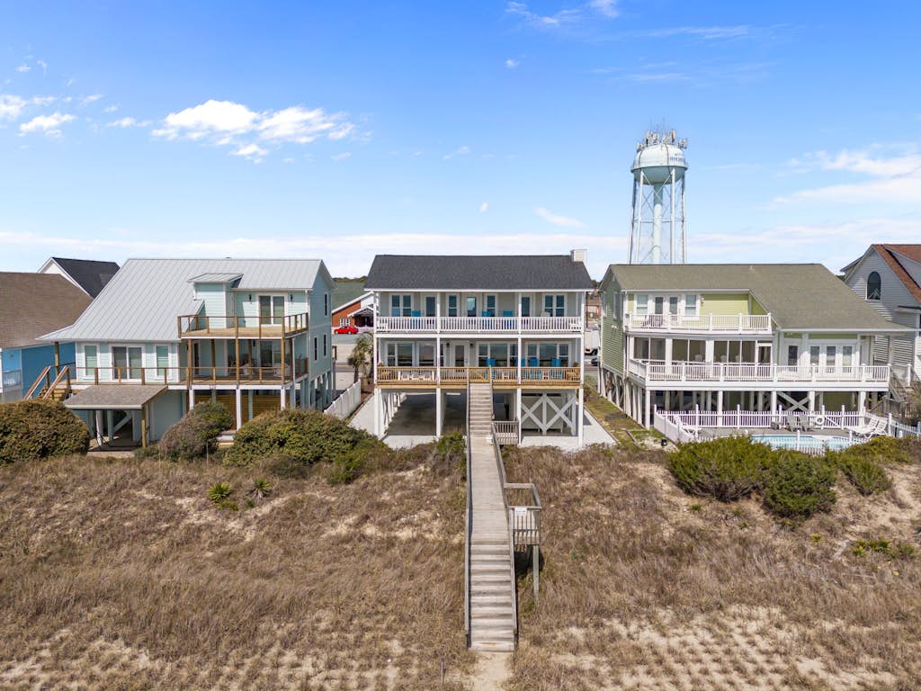 Renovated home w/two Oceanfront Covered Porches, Free WiFi, Central AC, W/D
