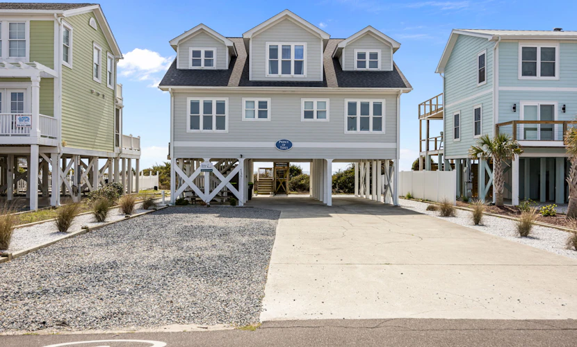Renovated home w/two Oceanfront Covered Porches, Free WiFi, Central AC, W/D