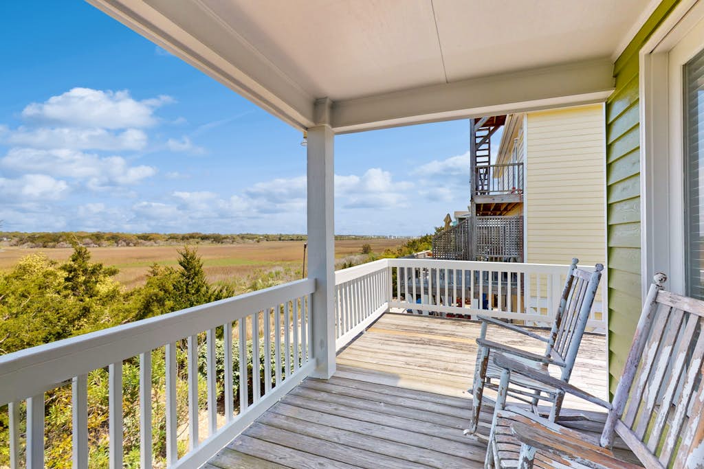 Attractive Home Across Street From Beach Access w/Free WiFi, Central AC, & W/D