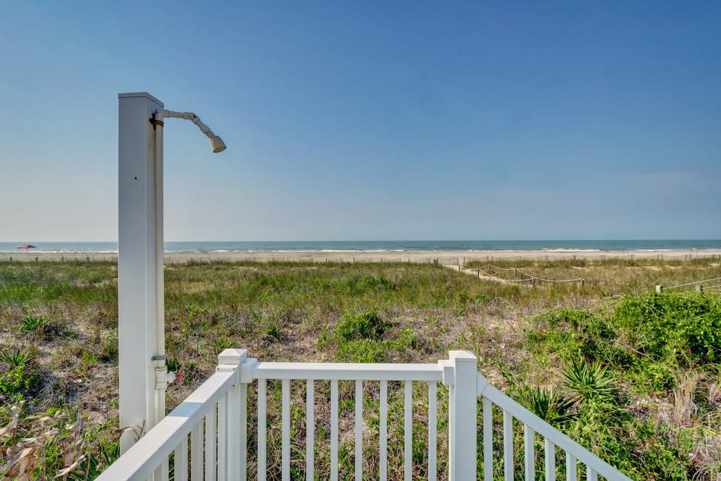 Beachfront Home with Ocean-View Deck, Outdoor Shower, WiFi, AC & Washer/Dryer