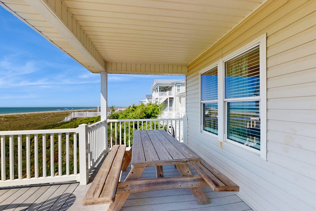 Beachfront Home with Ocean-View Deck, Outdoor Shower, WiFi, AC & Washer/Dryer