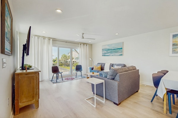 Coastal home with large deck, close to beach and local attractions