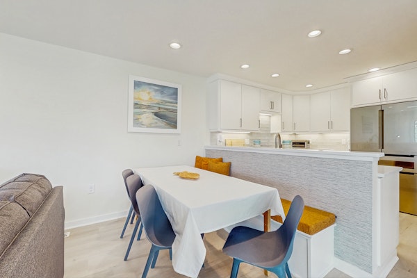 Coastal home with large deck, close to beach and local attractions