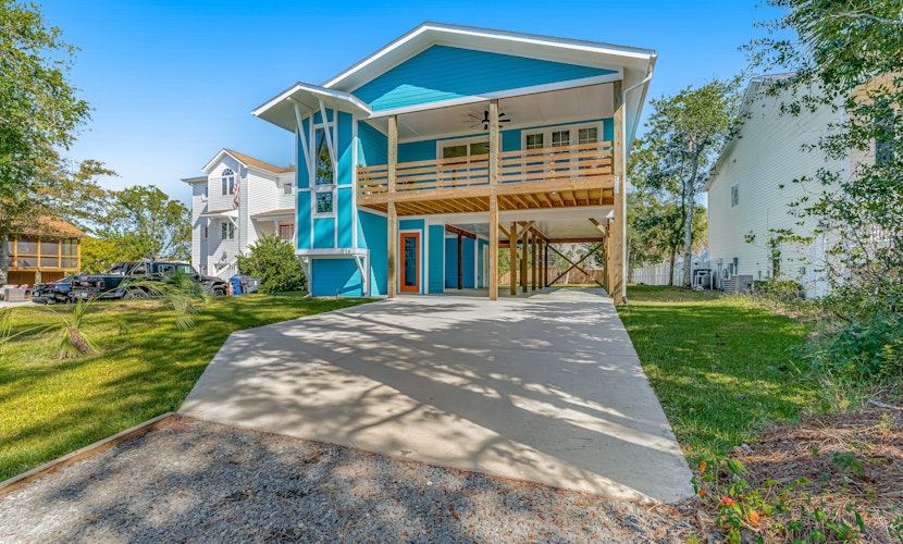 Dog-friendly home near the beach & Intracoastal with outdoor shower & deck