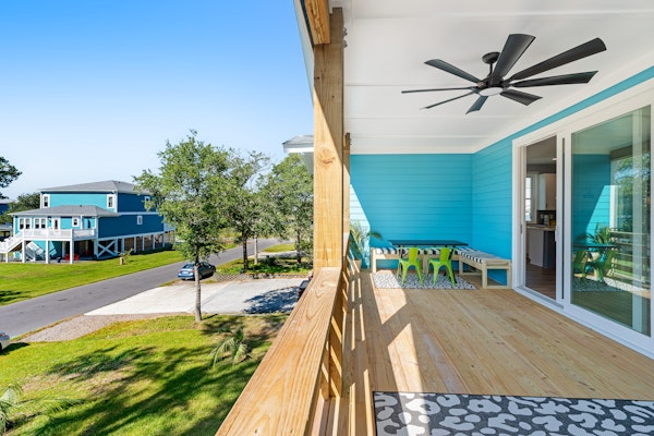 Dog-friendly home near the beach & Intracoastal with outdoor shower & deck