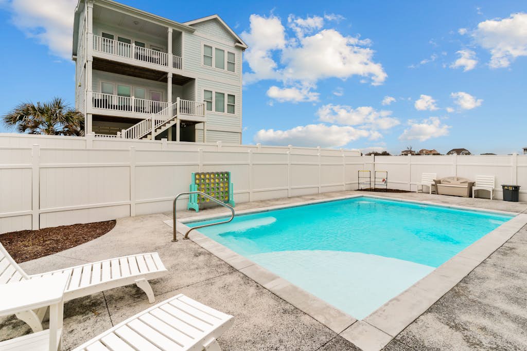 Heaven's Outpost: Waterfront retreat with private pool, beach access, fast WiFi & two decks