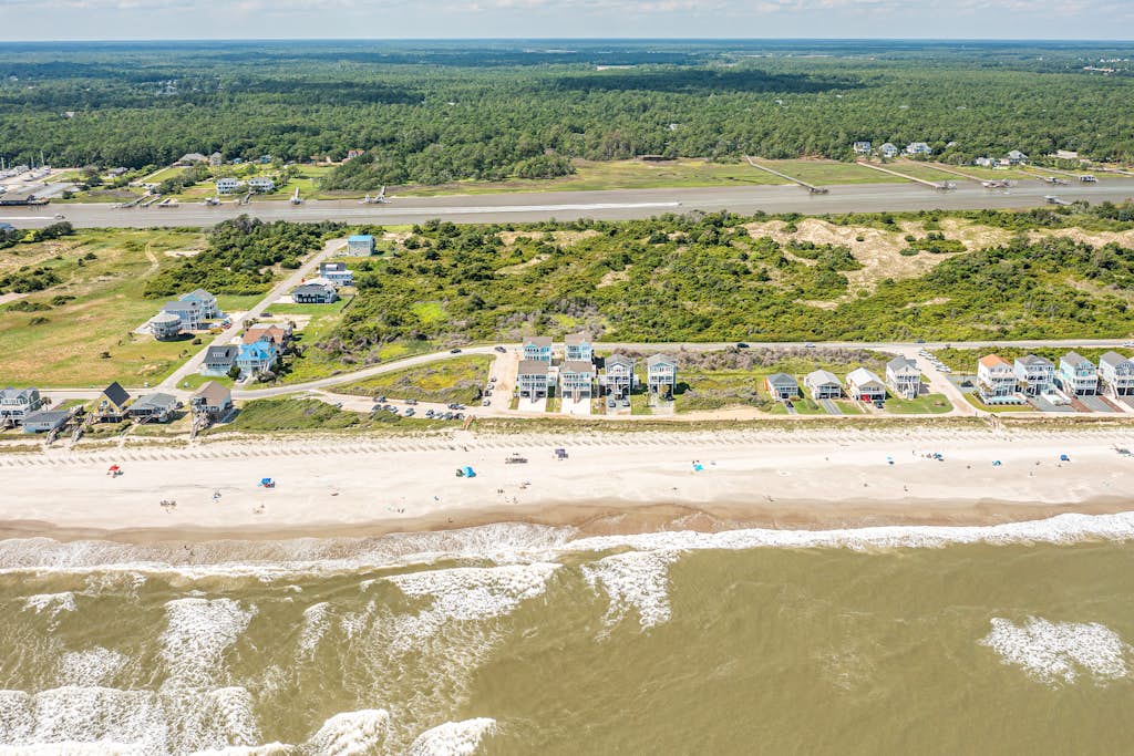 Heaven's Outpost: Waterfront retreat with private pool, beach access, fast WiFi & two decks