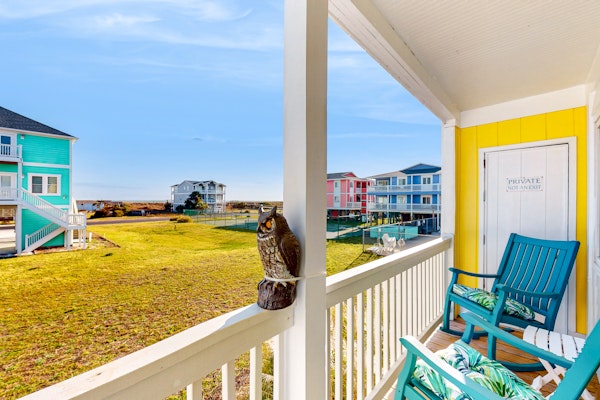 Condo near the beach with pool, tennis, BBQ area, balcony, & fireplace