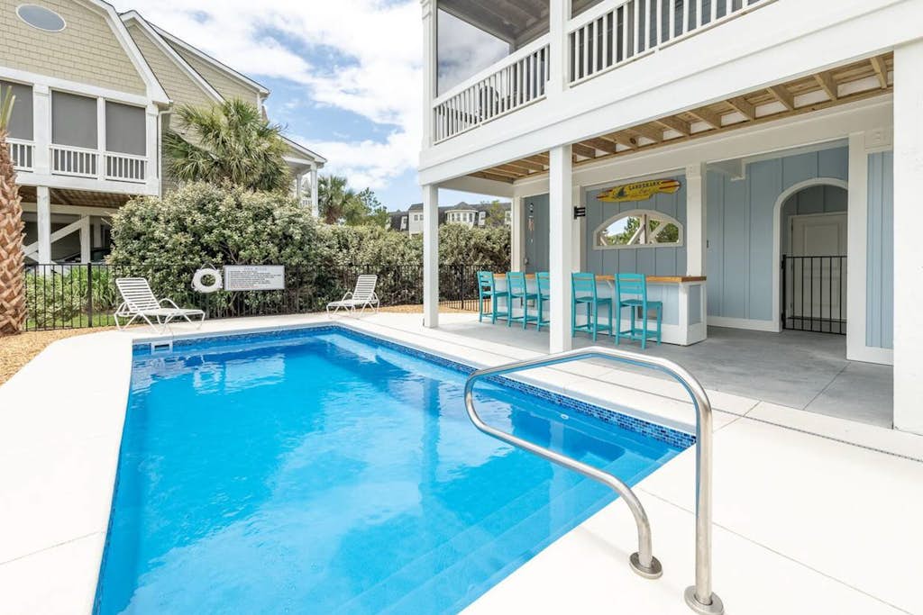Beach Hunters- Spacious newly built coastal home with scenic views, private pool & Tiki Bar
