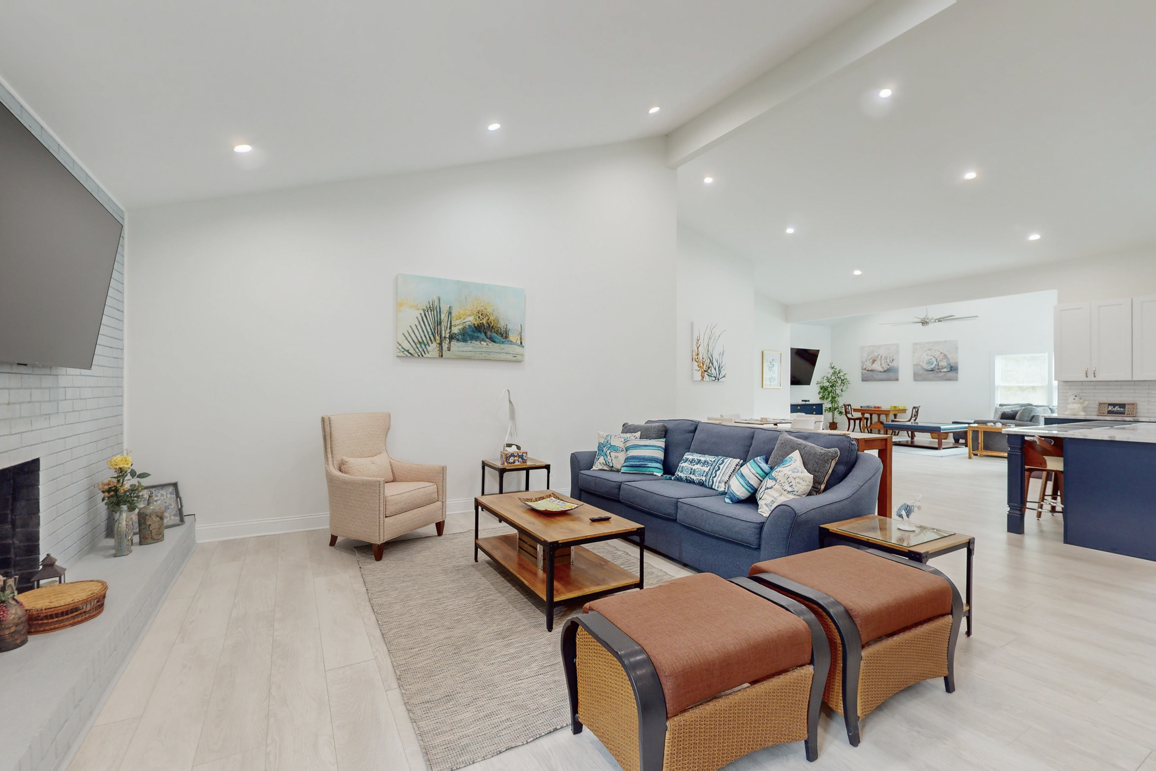 Lovely Oak Island home with central AC, short walk to golf and beach