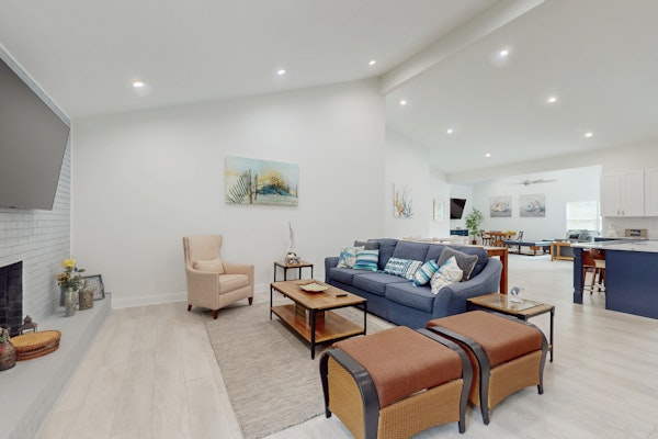 Lovely Oak Island home with central AC, short walk to golf and beach