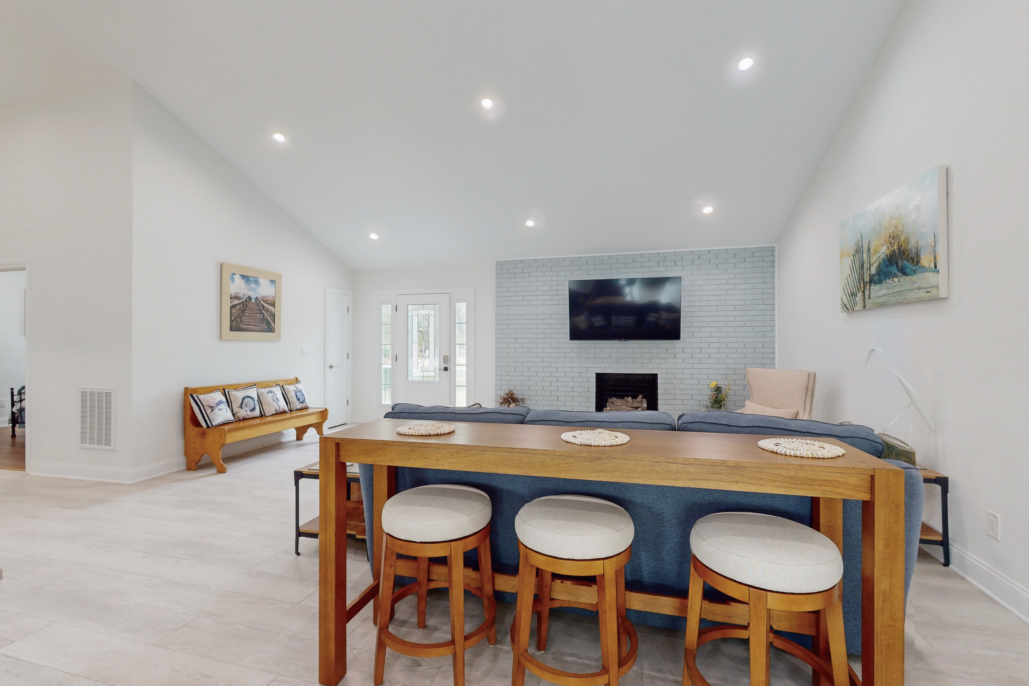 Lovely Oak Island home with central AC, short walk to golf and beach