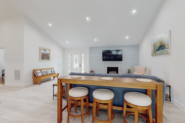 Lovely Oak Island home with central AC, short walk to golf and beach