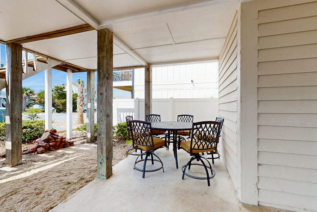 The Sack Shack: Stunning dog-friendly coastal home with private yard and close to beach access