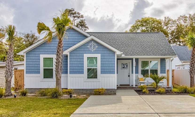 Delightful getaway near the beach with fast WiFi, gas grill, outdoor shower