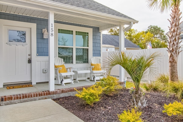 Delightful getaway near the beach with fast WiFi, gas grill, outdoor shower