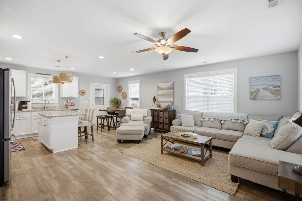 Oak Island Gem: Delightful getaway near the beach with fast WiFi, gas grill, outdoor shower