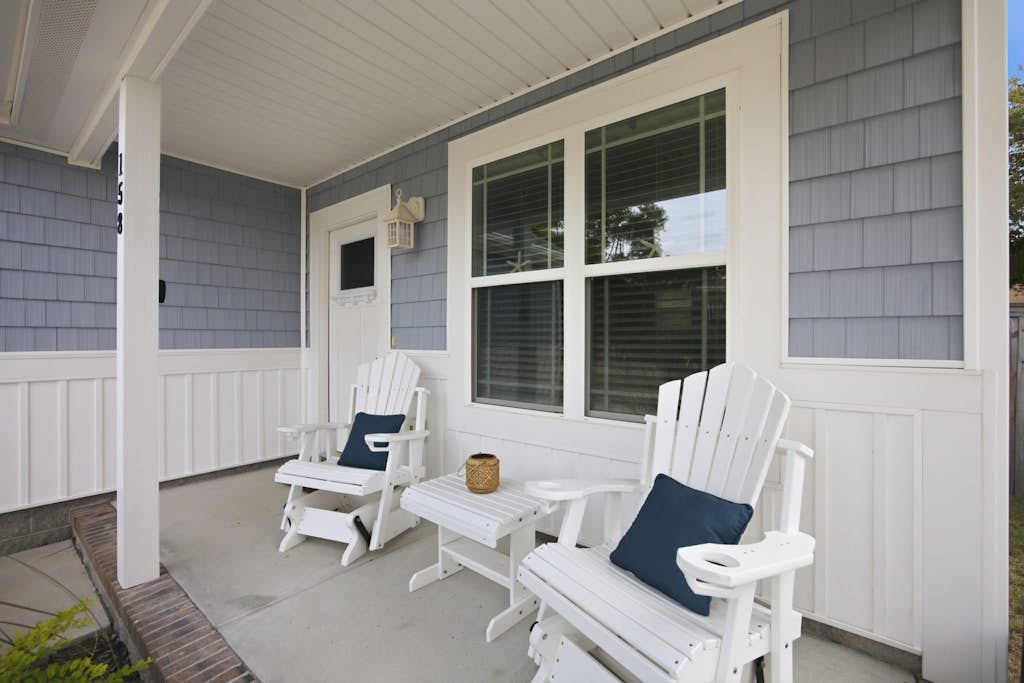 Oak Island Gem: Delightful getaway near the beach with fast WiFi, gas grill, outdoor shower
