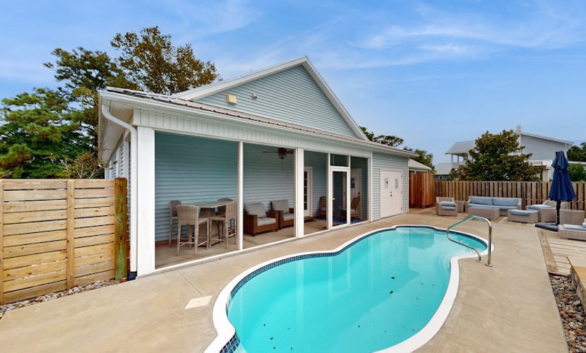 Splendid home near the beach with private outdoor pool, patio, grill, W/D, & AC