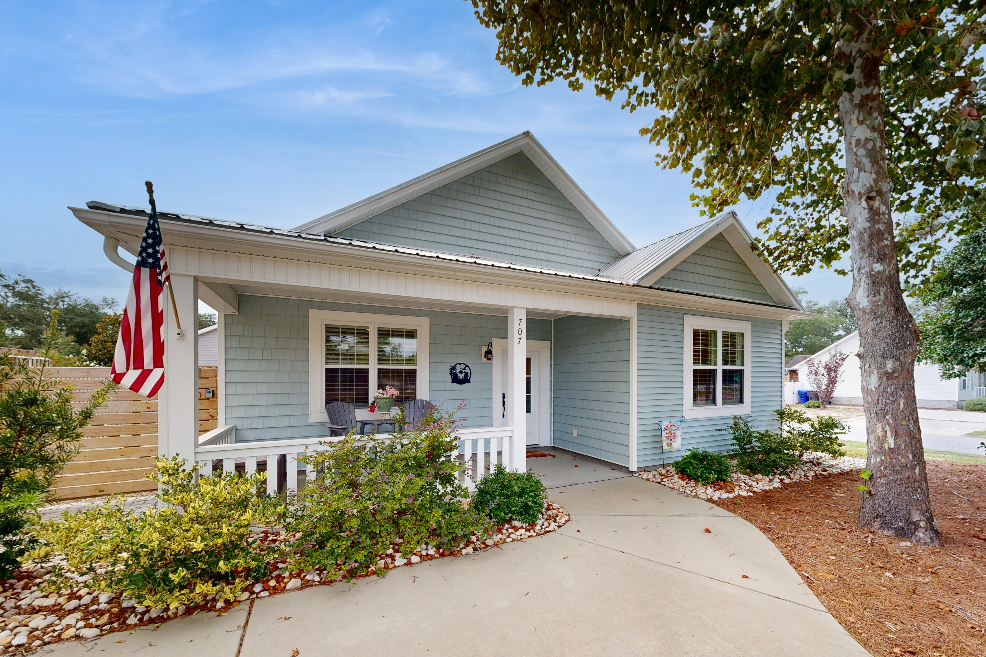 Splendid home near the beach with private outdoor pool, patio, grill, W/D, & AC