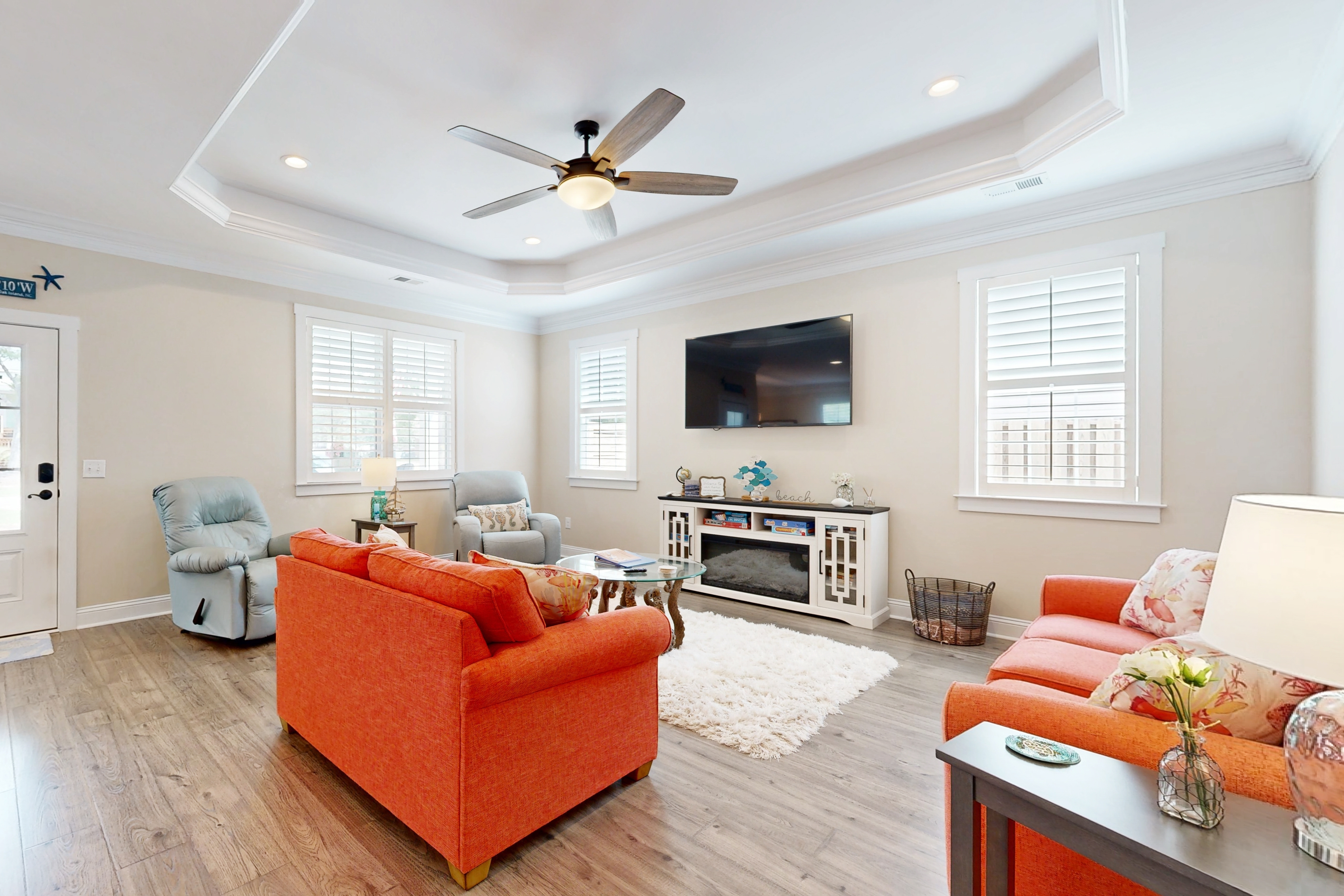 Splendid home near the beach with private outdoor pool, patio, grill, W/D, & AC