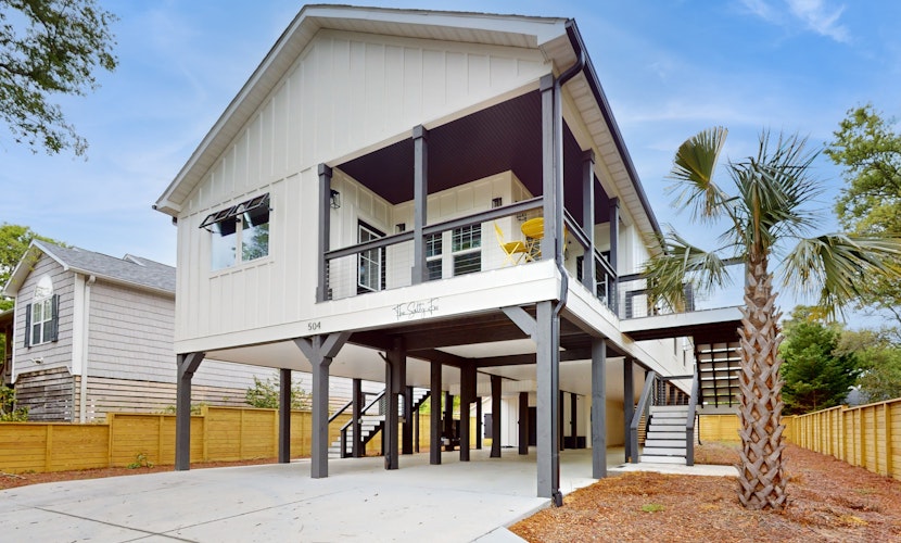 Dog-friendly 2nd-floor home near the beach porch, outdoor shower, huge tub