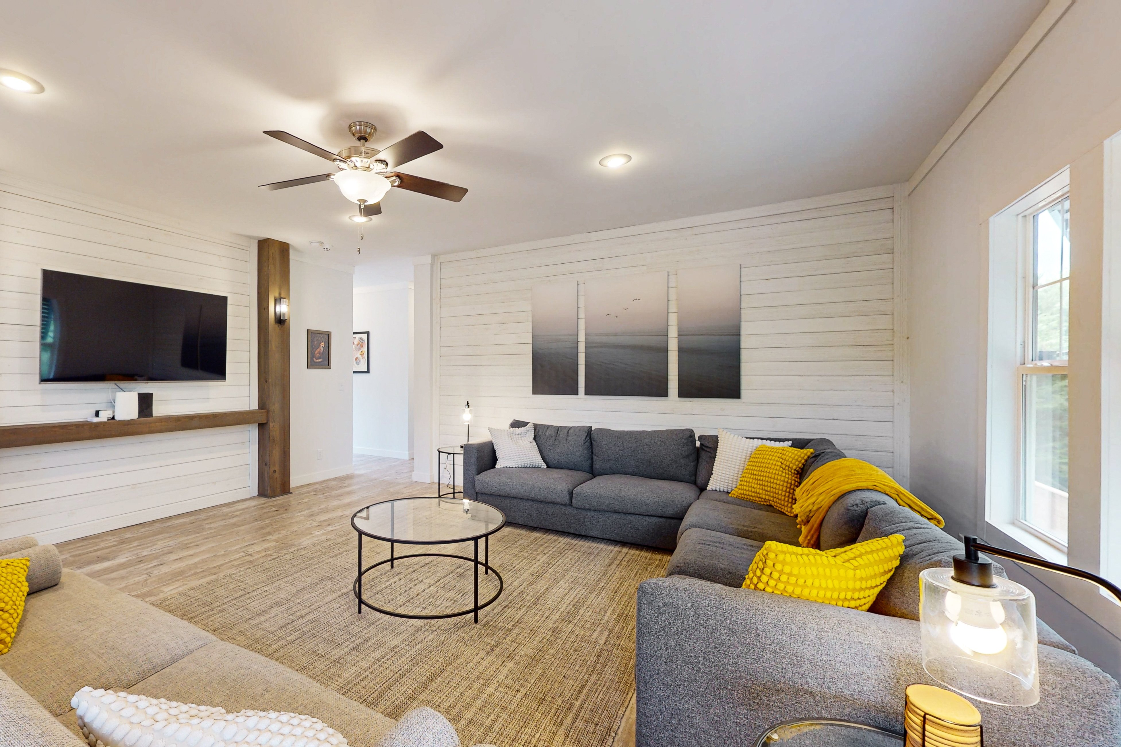 Dog-friendly 2nd-floor home near the beach porch, outdoor shower, huge tub