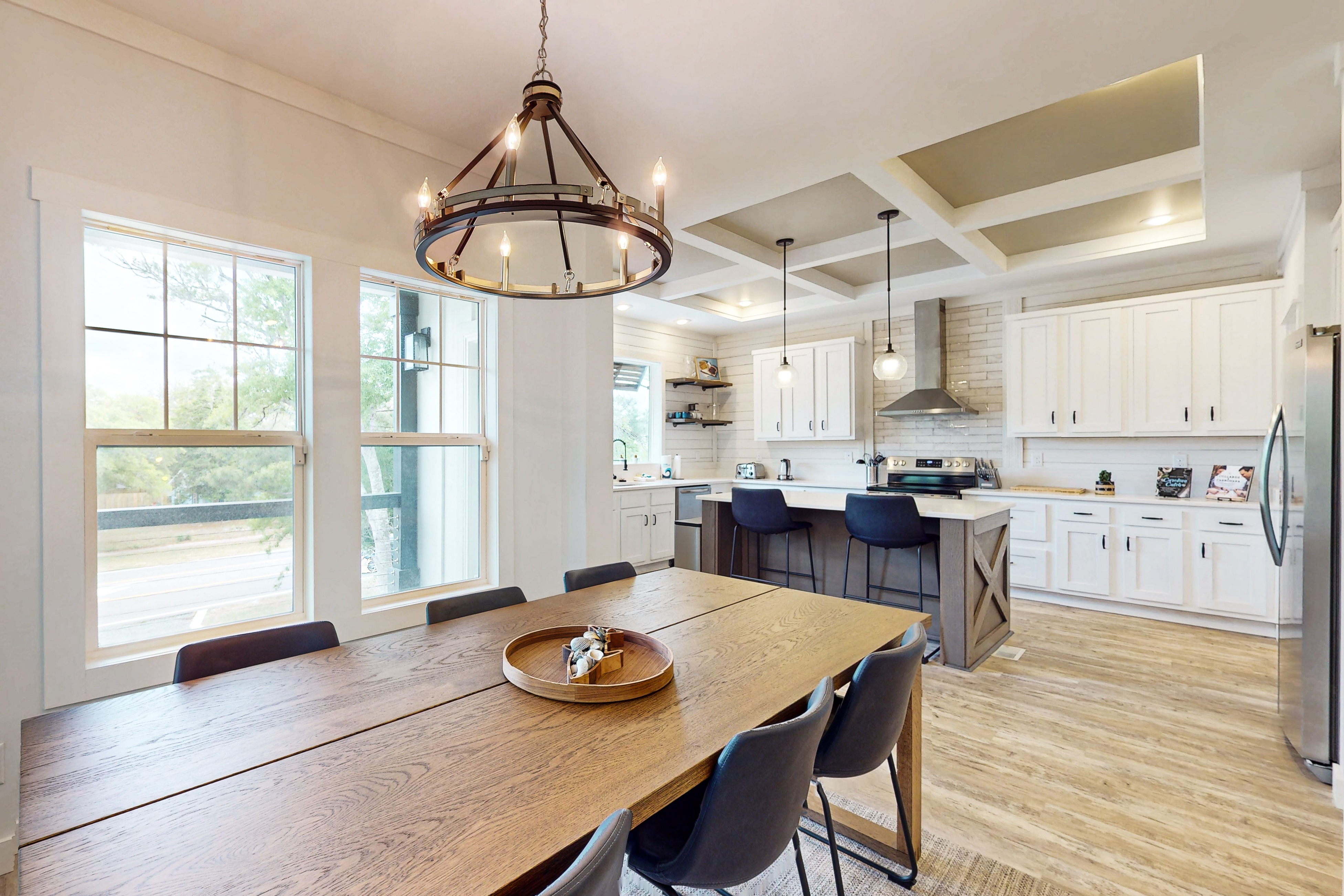 Dog-friendly 2nd-floor home near the beach porch, outdoor shower, huge tub