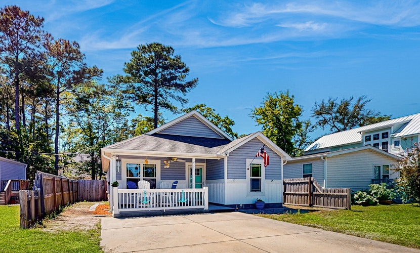 Coastal cottage with short walk to the beach and fishing pier