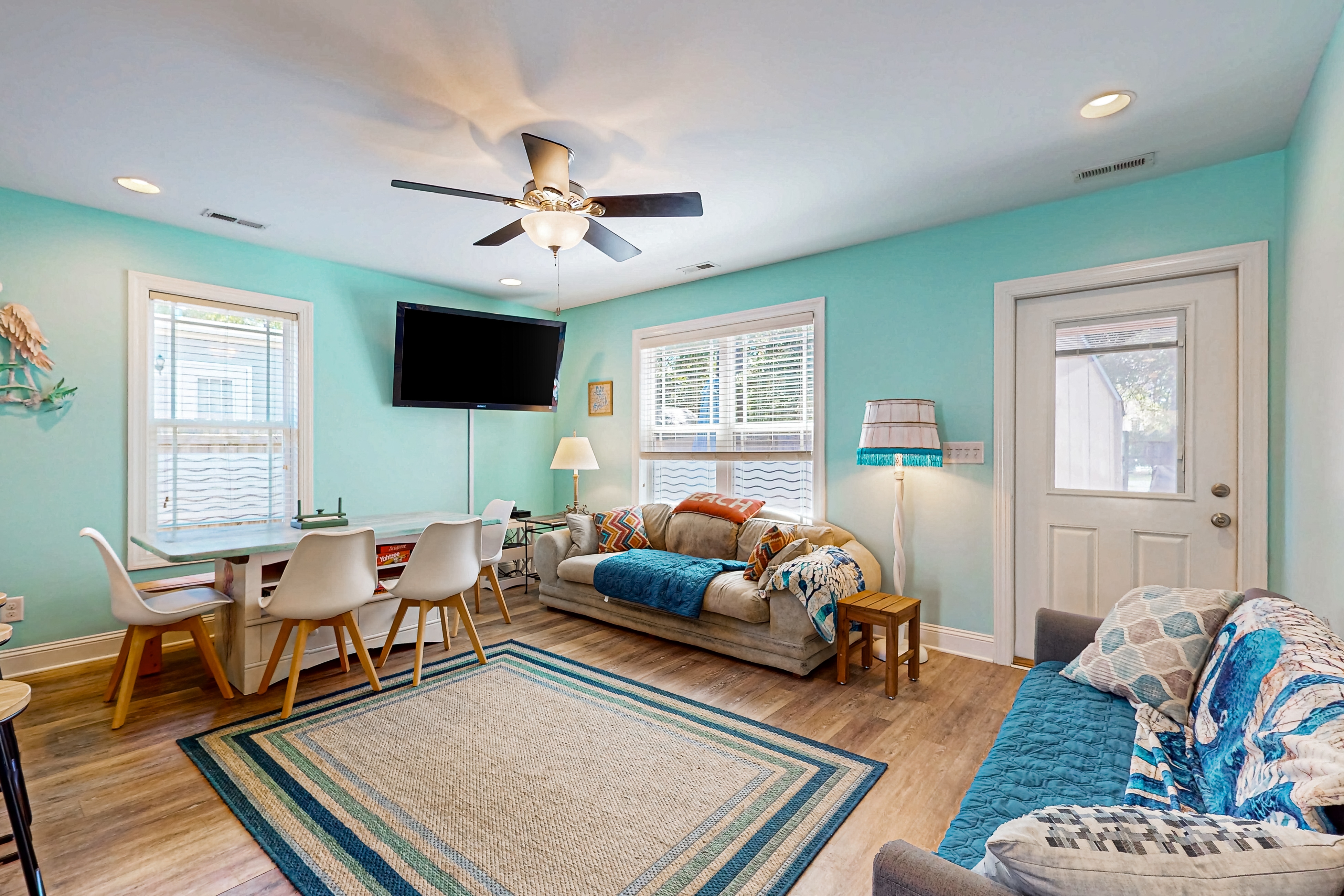 Coastal cottage with short walk to the beach and fishing pier