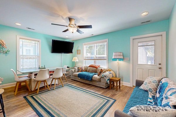 Coastal cottage with short walk to the beach and fishing pier