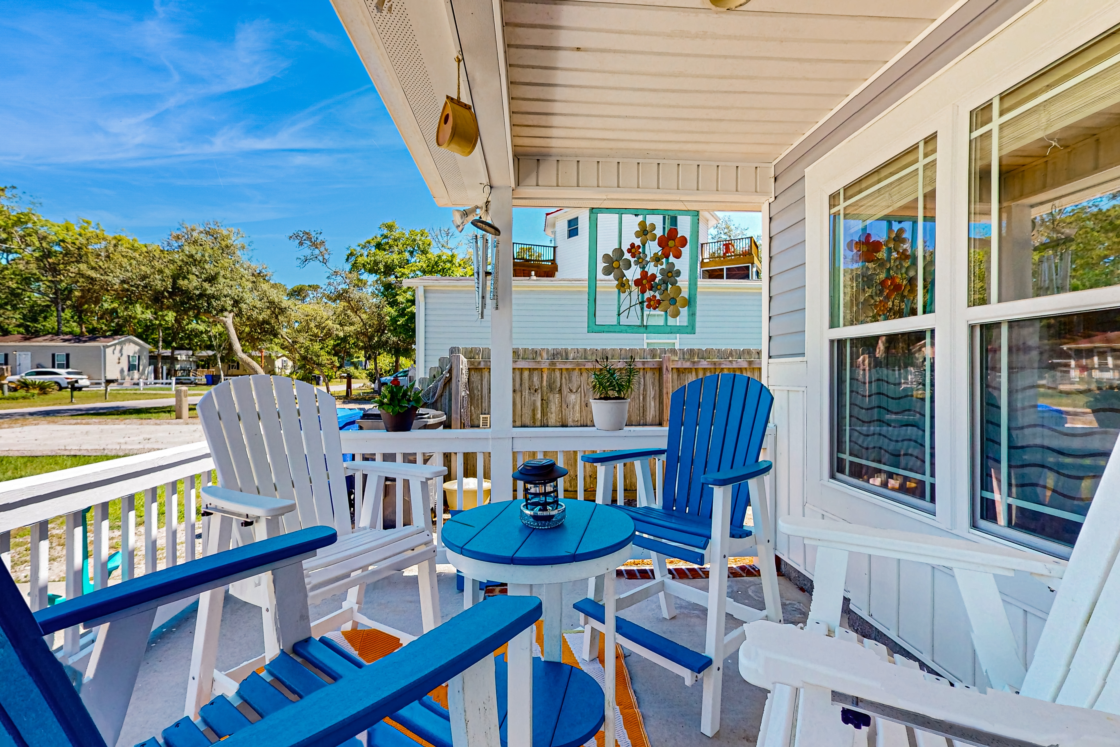 Coastal cottage with short walk to the beach and fishing pier