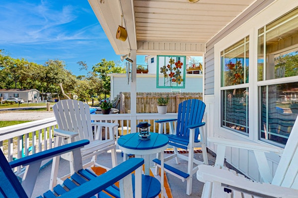 Coastal cottage with short walk to the beach and fishing pier