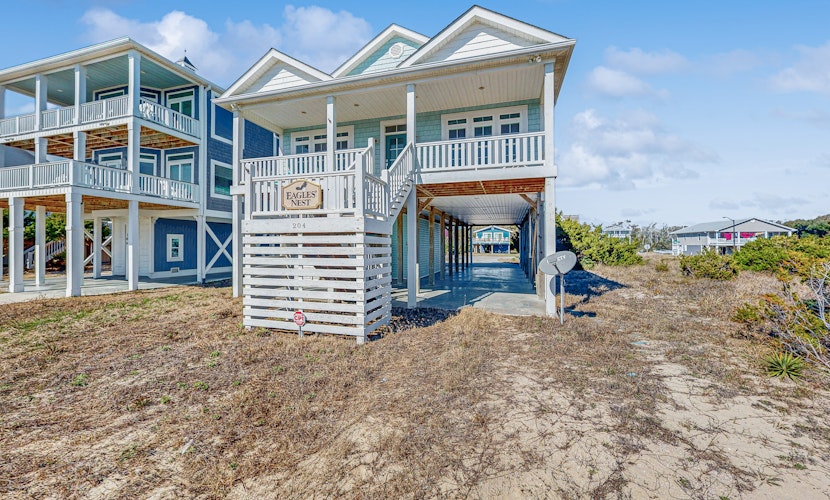 Dog-friendly ocean view home close to beach and local attractions