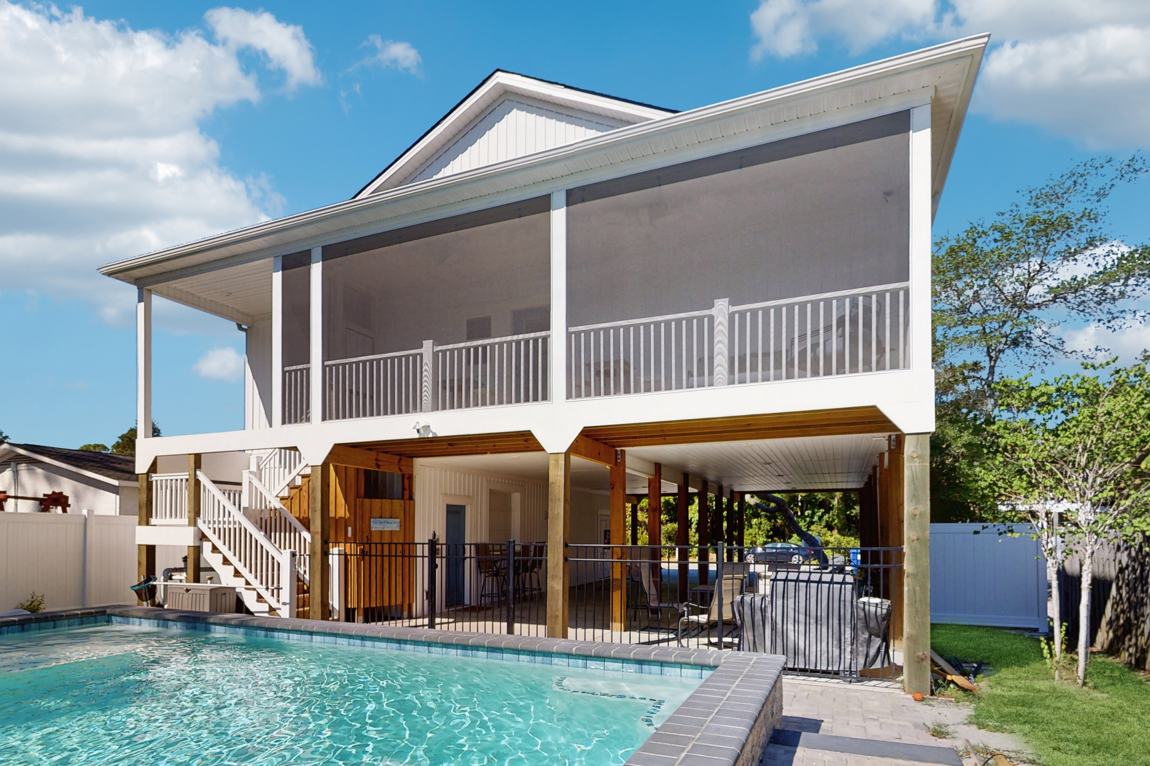 Coastal home with private patio, close to beach and local attractions