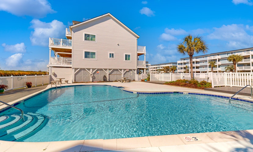 Seas the Day: Corner Unit with Pool - Two Blocks to Beach