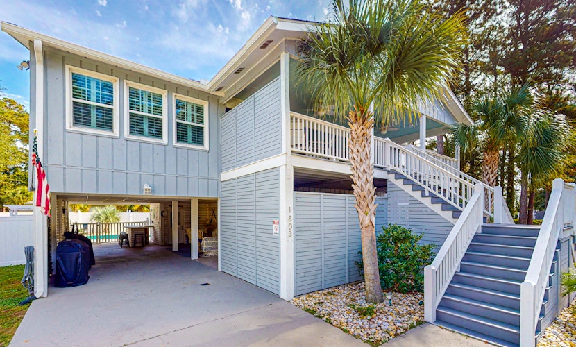 Dog-friendly gem, close drive to beach - shared pool, lovely porch & family room