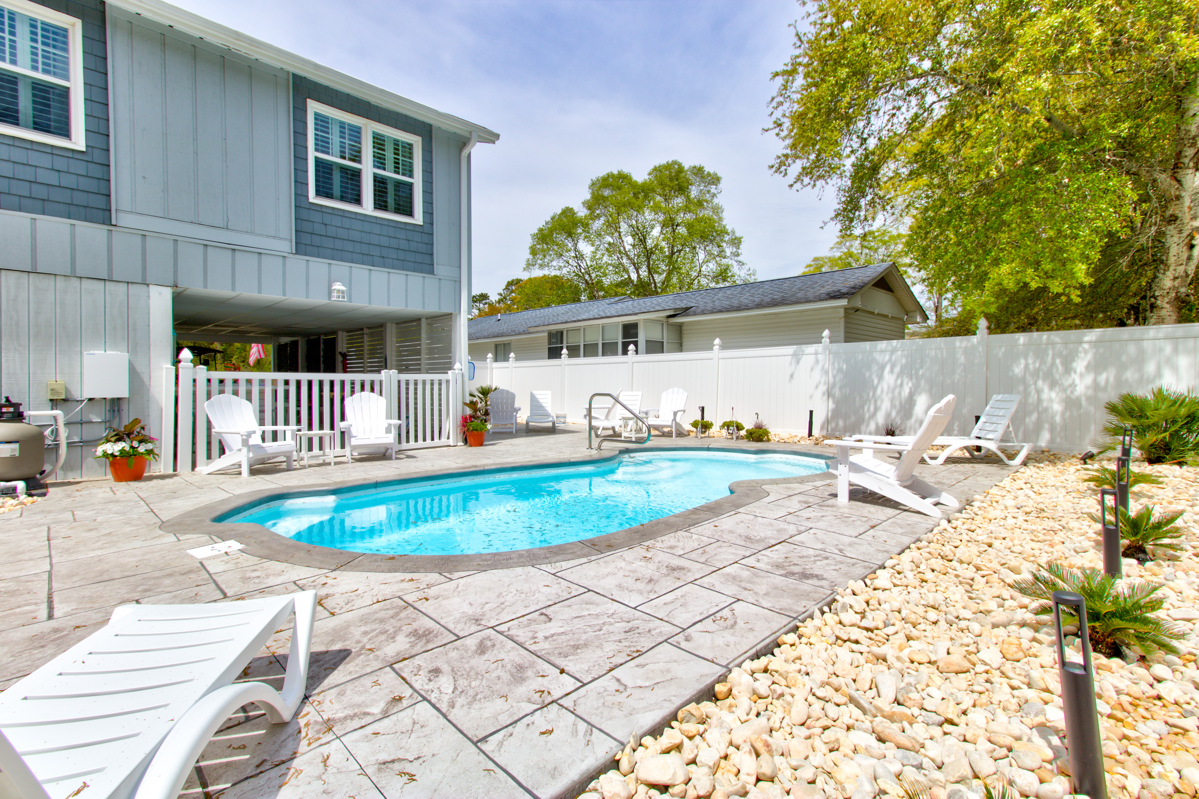 Dog-friendly gem, close drive to beach - shared pool, lovely porch & family room