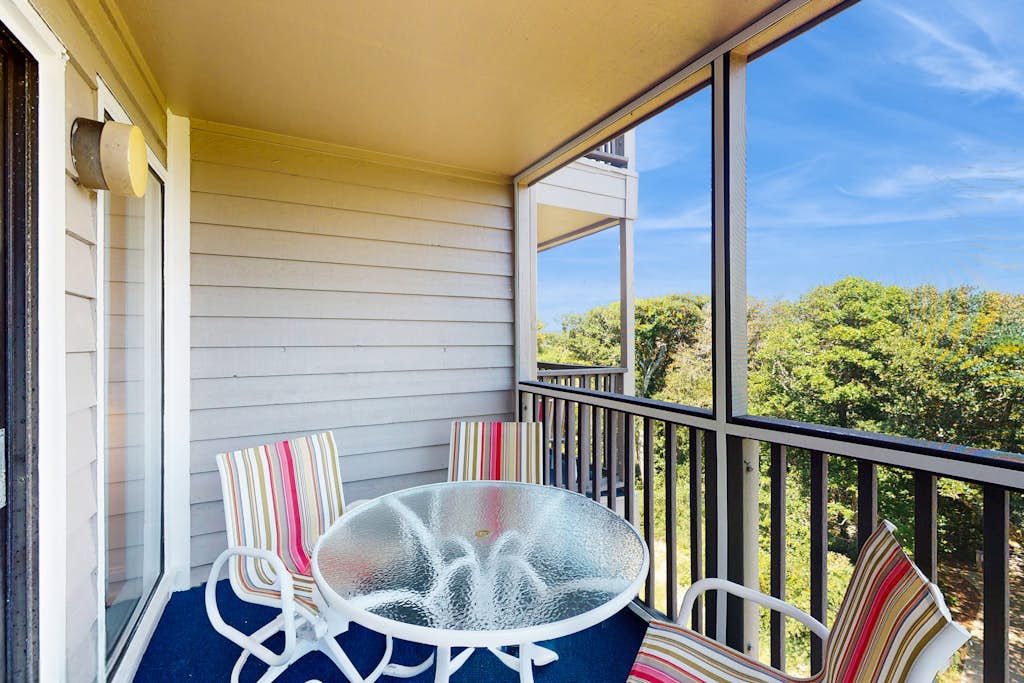 Comfortable Condo with WiFi, Washer/Dryer, Porch & Shared Pool/Tennis/Day Dock