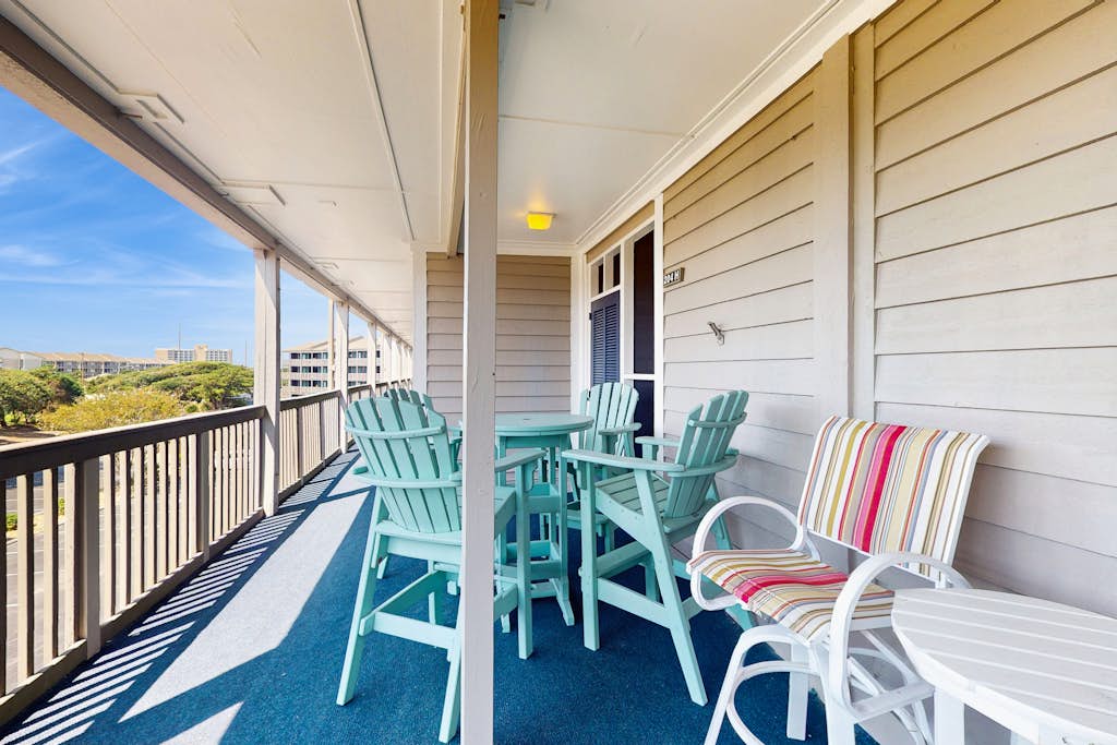 Comfortable Condo with WiFi, Washer/Dryer, Porch & Shared Pool/Tennis/Day Dock