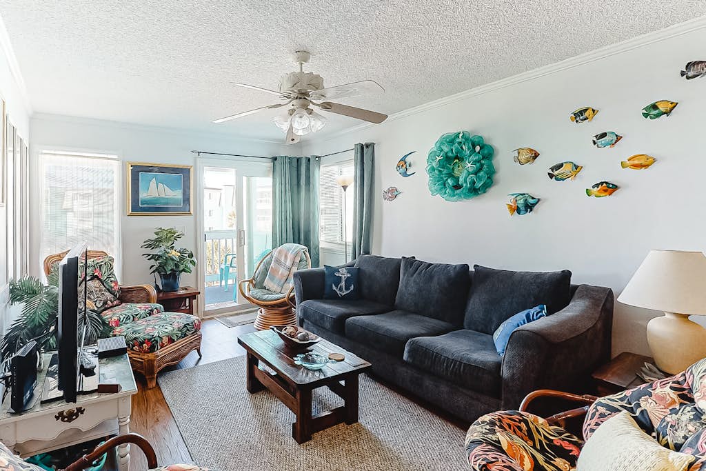Second-Floor, Ocean View Condo with a Balcony, WiFi & Shared Pool/Grills