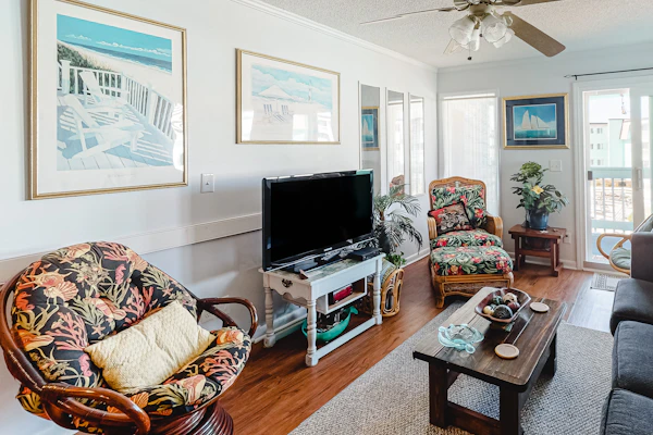 Second-Floor, Ocean View Condo with a Balcony, WiFi & Shared Pool/Grills
