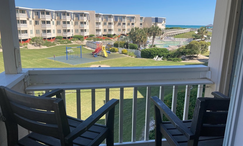 Second-floor courtyard condo with pools, tennis, hot tub & putt-putt