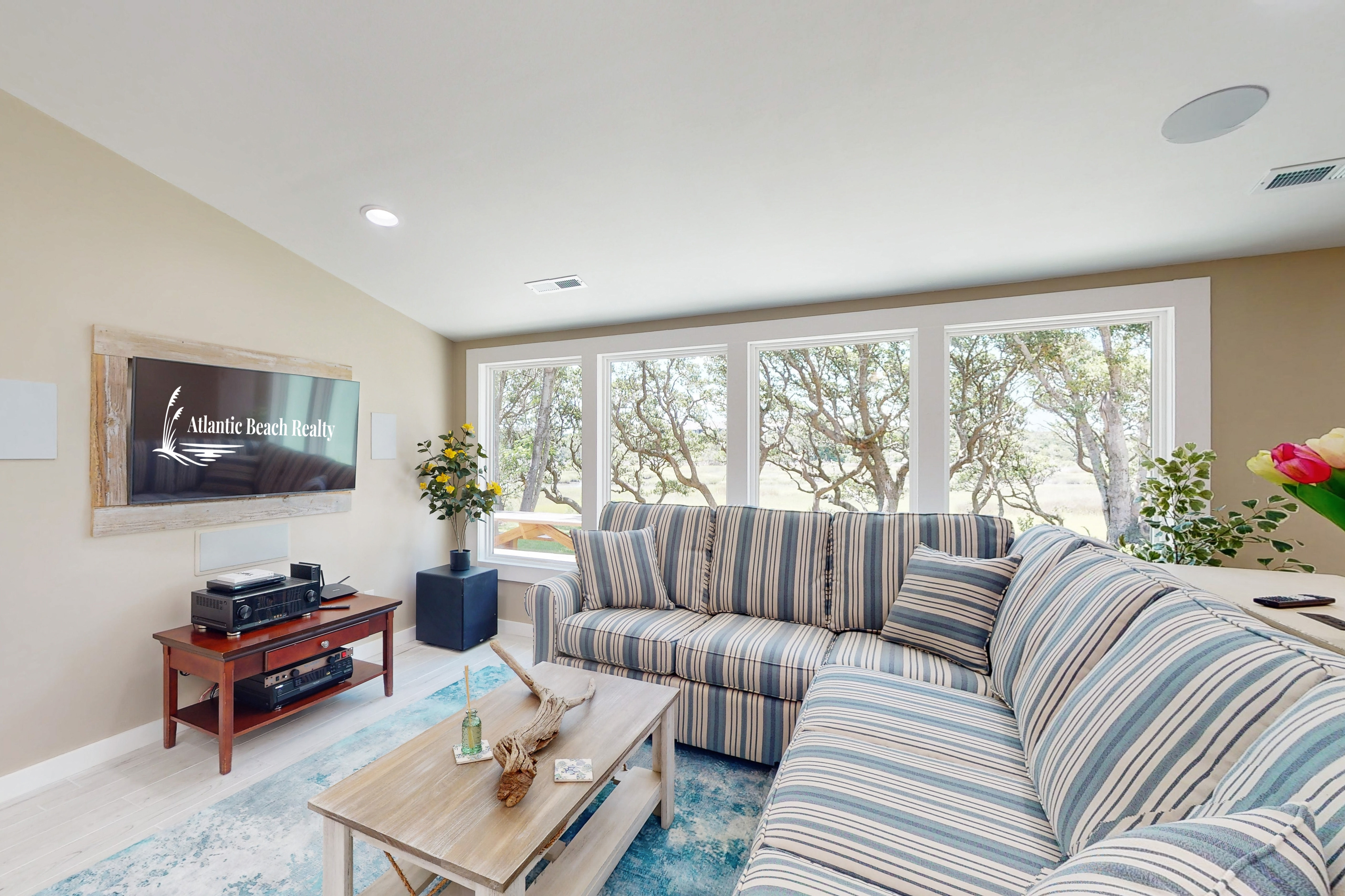 Hidden in the Oaks: Dog-friendly, close to beach and local attractions!