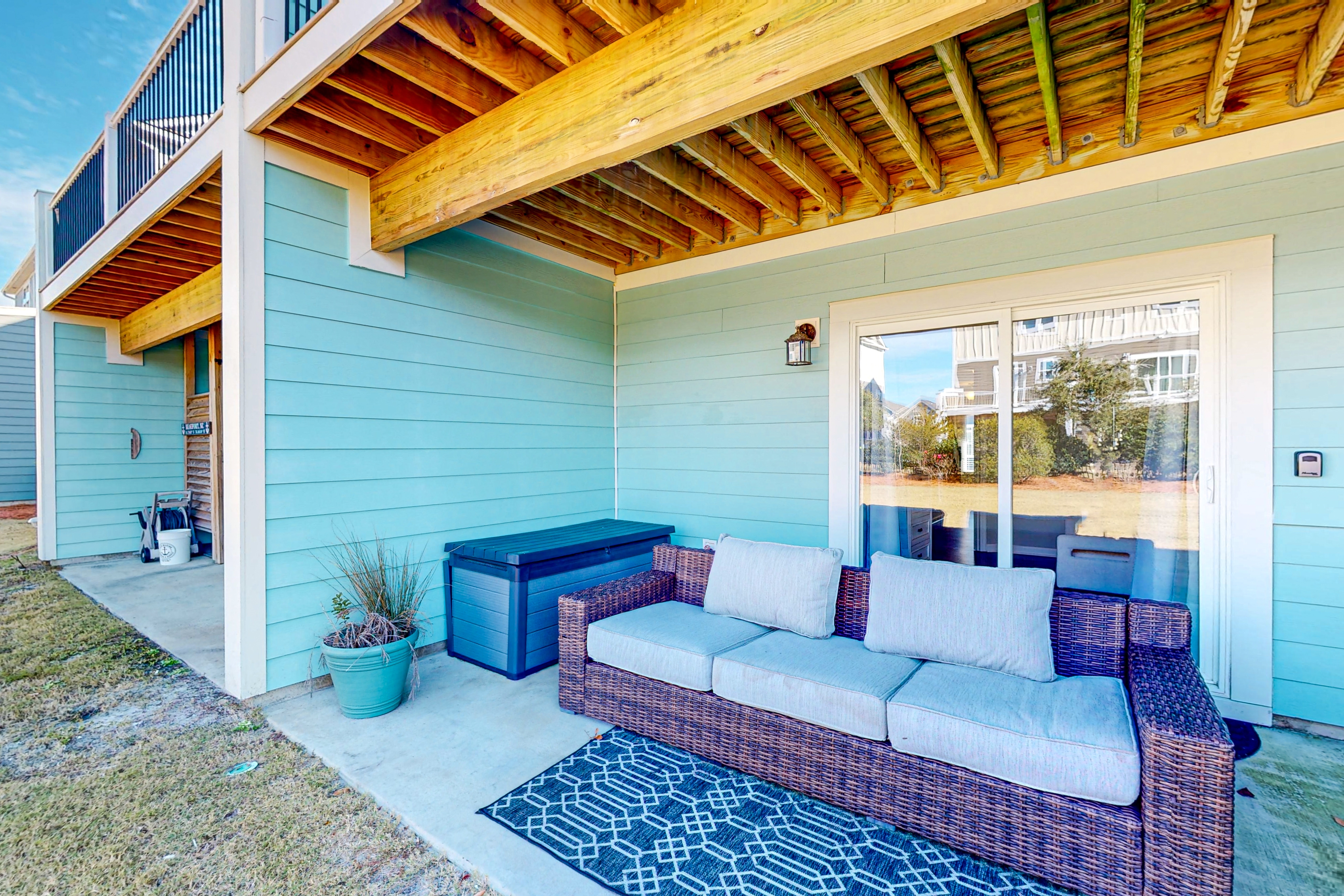 Modern townhome with resort-style pool, clubhouse, lake for fishing/kayaks