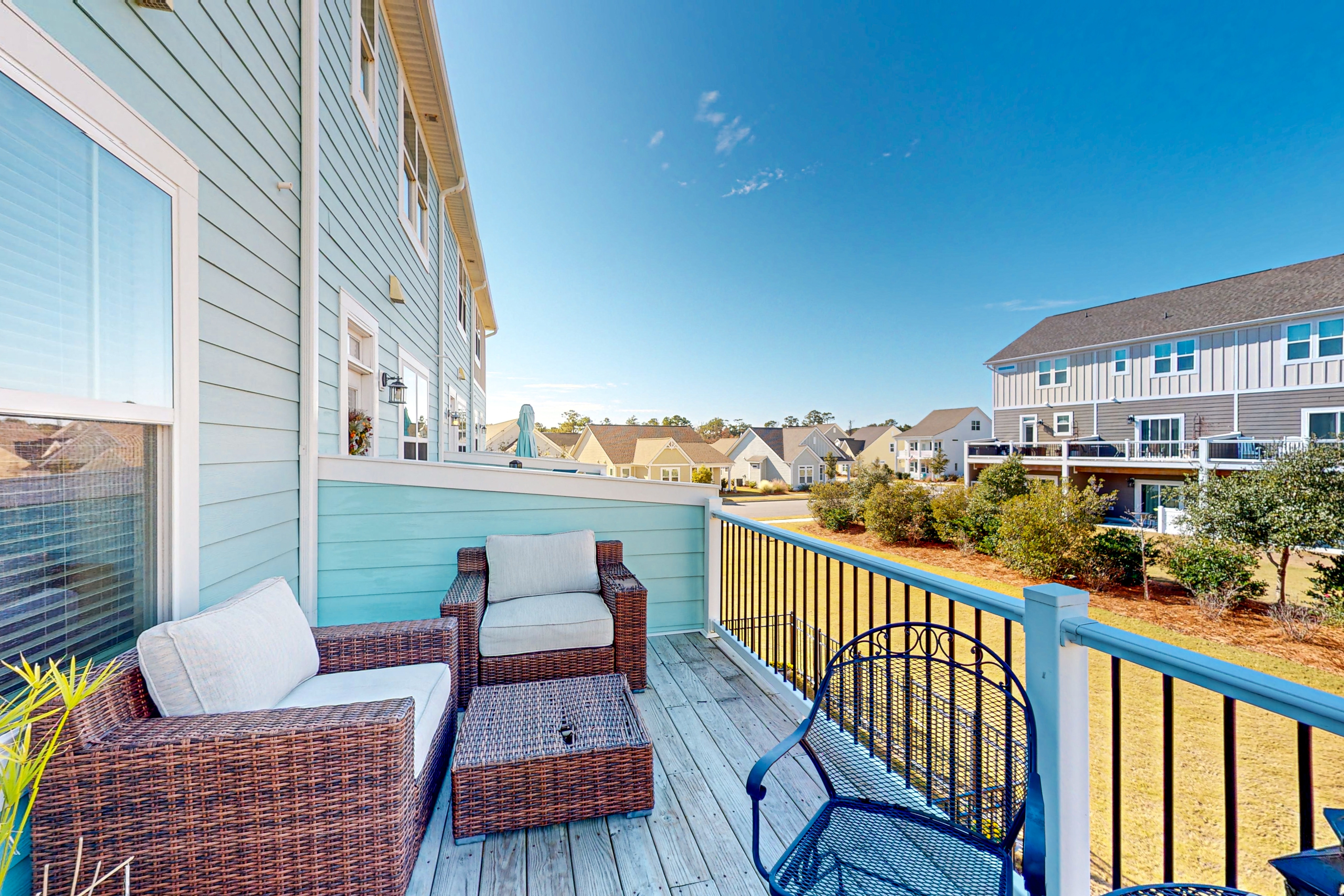 Modern townhome with resort-style pool, clubhouse, lake for fishing/kayaks