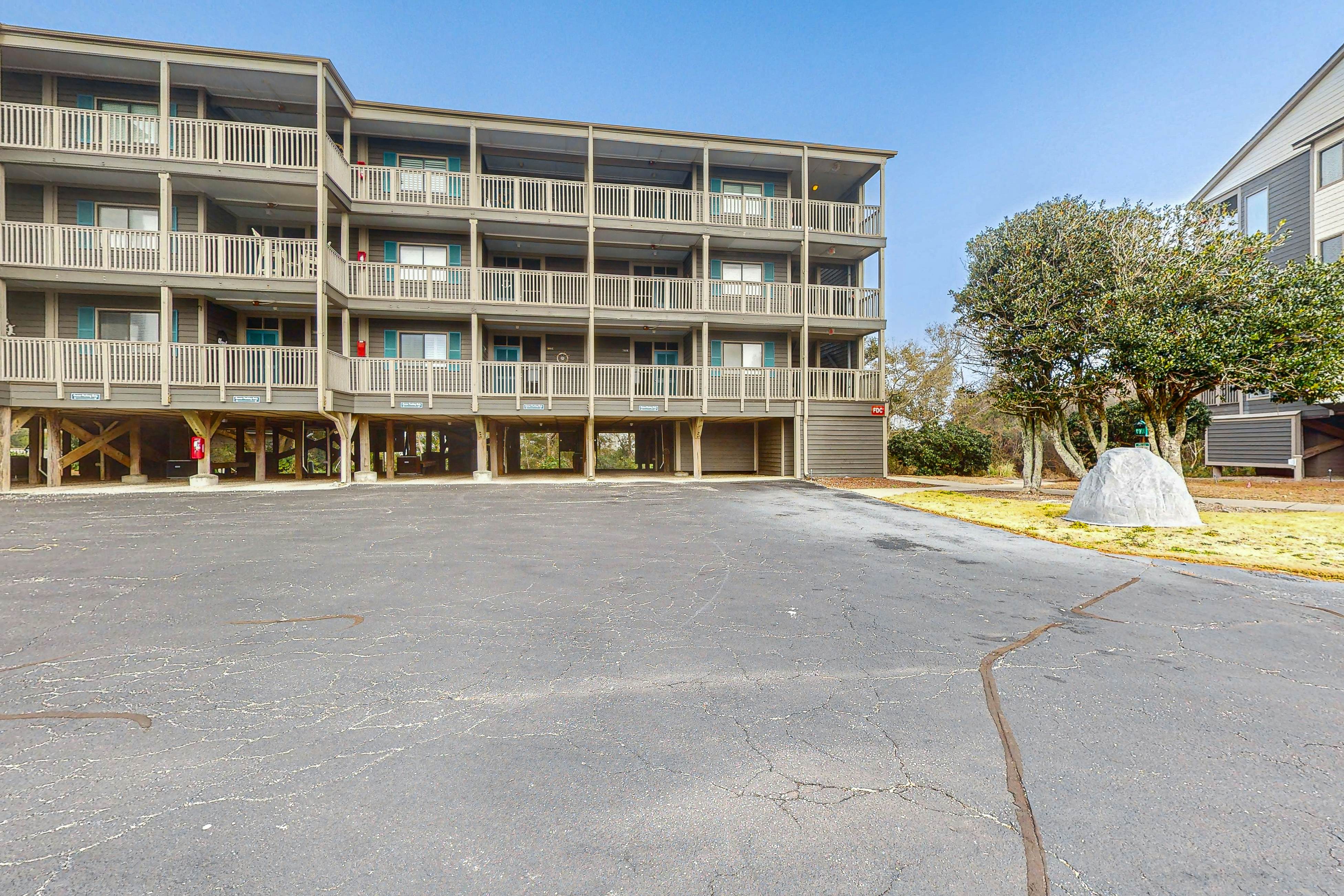 ABIBS150 Island Beach & Racquet Club G210